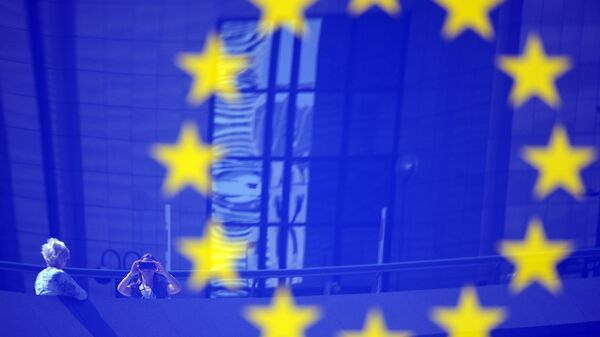 Tourists reflected in a EU logo - Sputnik International