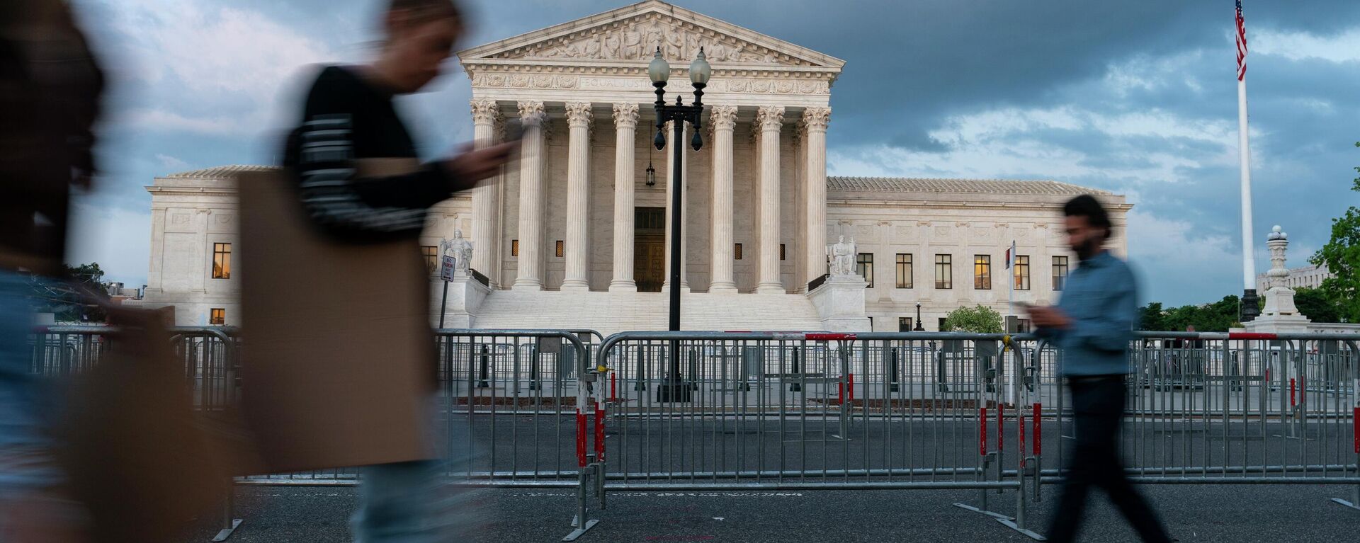 The U.S. Supreme Court building is shown as people walk past, Wednesday, May 4, 2022 in Washington. A draft opinion suggests the U.S. Supreme Court could be poised to overturn the landmark 1973 Roe v. Wade case that legalized abortion nationwide, according to a Politico report released Monday - Sputnik International, 1920, 16.07.2023