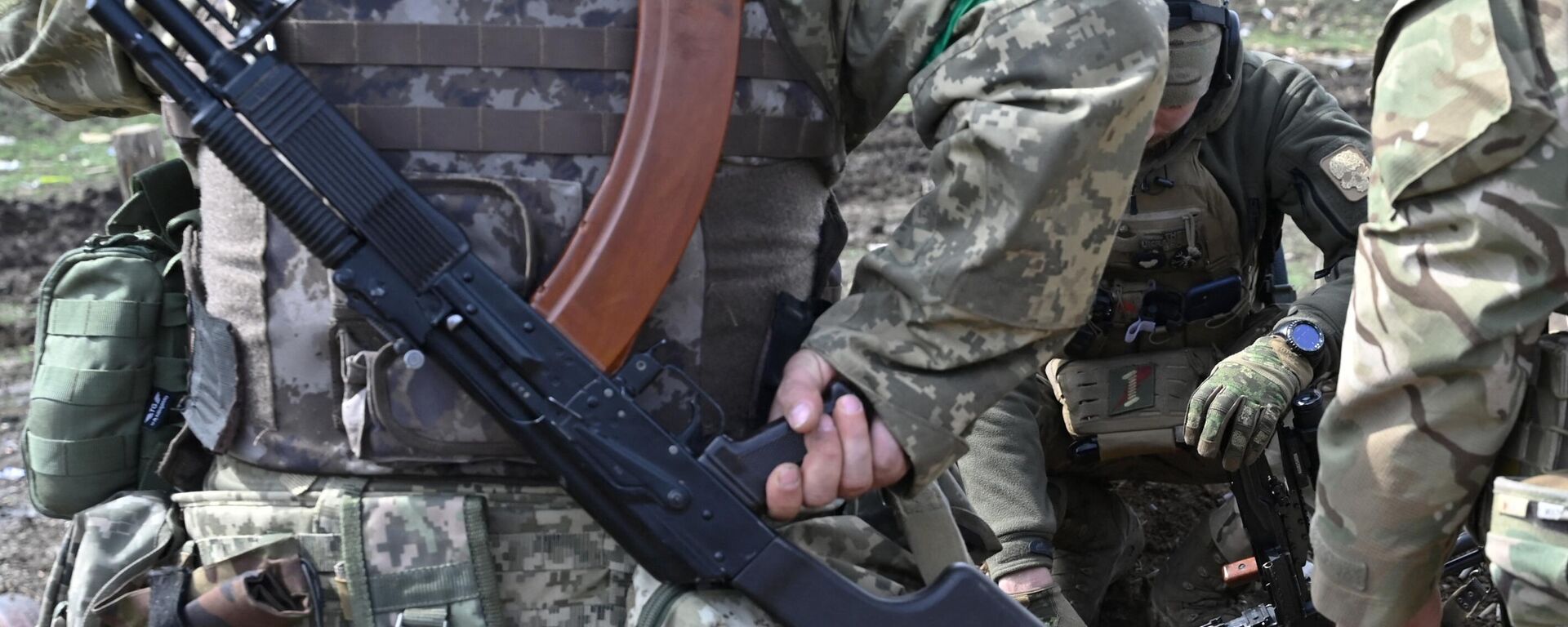 Ukrainian servicemen attend a training exercise in the Donetsk region on April 7, 2023 - Sputnik International, 1920, 30.04.2023