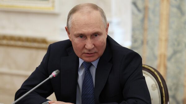 Russian President Vladimir Putin meets with war correspondents at the Kremlin in Moscow, Russia - Sputnik International