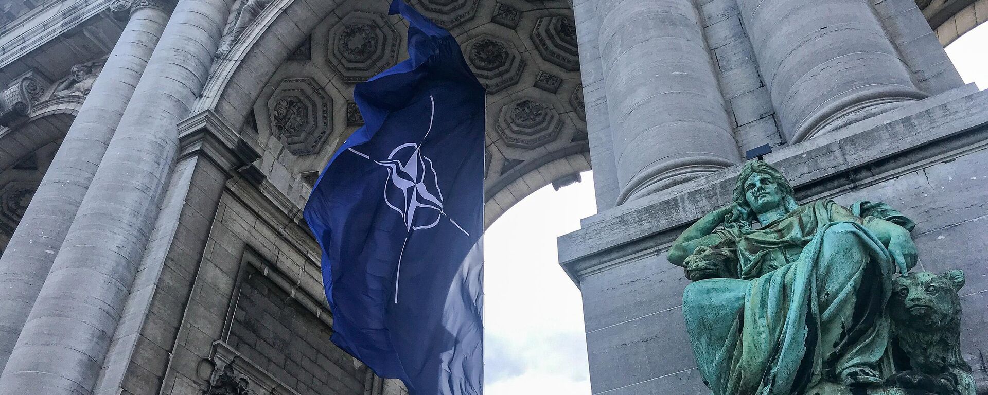 NATO flag fluttering in the wind in the arcades of the Cinquantenaire in Brussels - Sputnik International, 1920, 04.08.2023