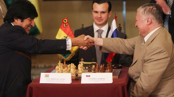 Bolivian President Evo Morales and former chess world champion Anatoly Karpov shake hands - Sputnik International
