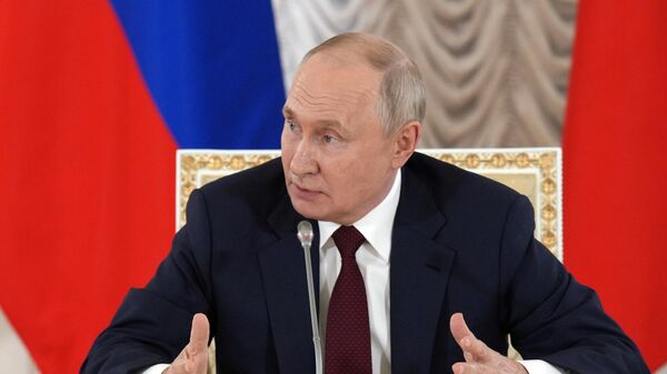 Russian President Vladimir Putin talks to journalists following Russia-Africa summit - Sputnik International