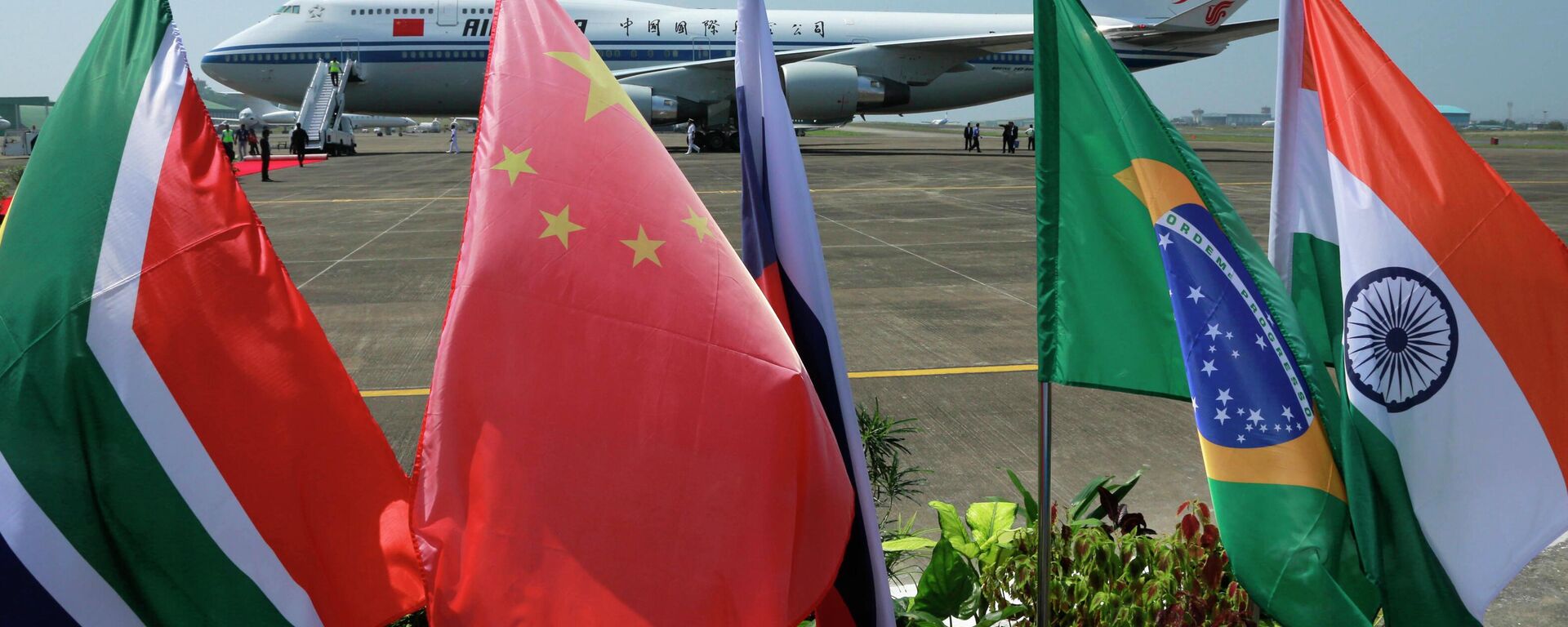 Flags of the five countries that make up BRICS fly in front of an Air China aircraft in which Chinese President Xi Jinping arrived to attend the BRICS summit in Goa, India, Saturday, Oct. 15 2016. - Sputnik International, 1920, 21.08.2023