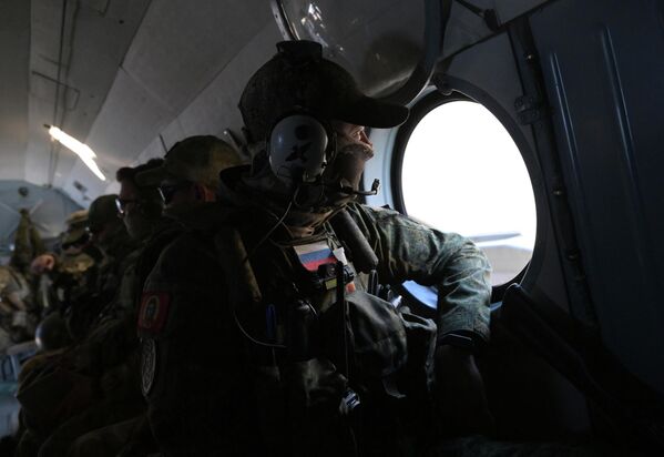 A rescue team member on board a helicopter.  - Sputnik International