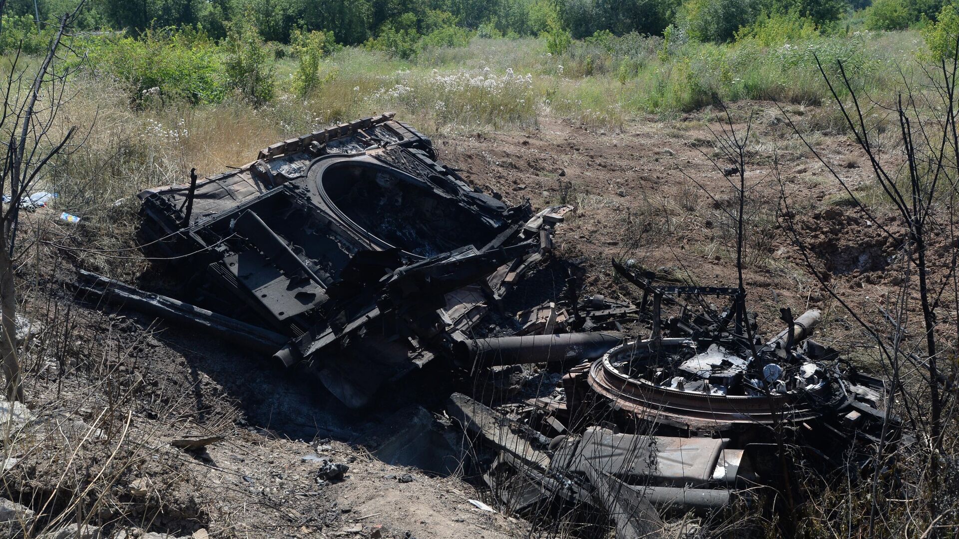 A Ukrainian Burnt Tank Near Donetsk - Sputnik International, 1920, 23.08.2023
