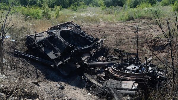A Ukrainian Burnt Tank Near Donetsk - Sputnik International
