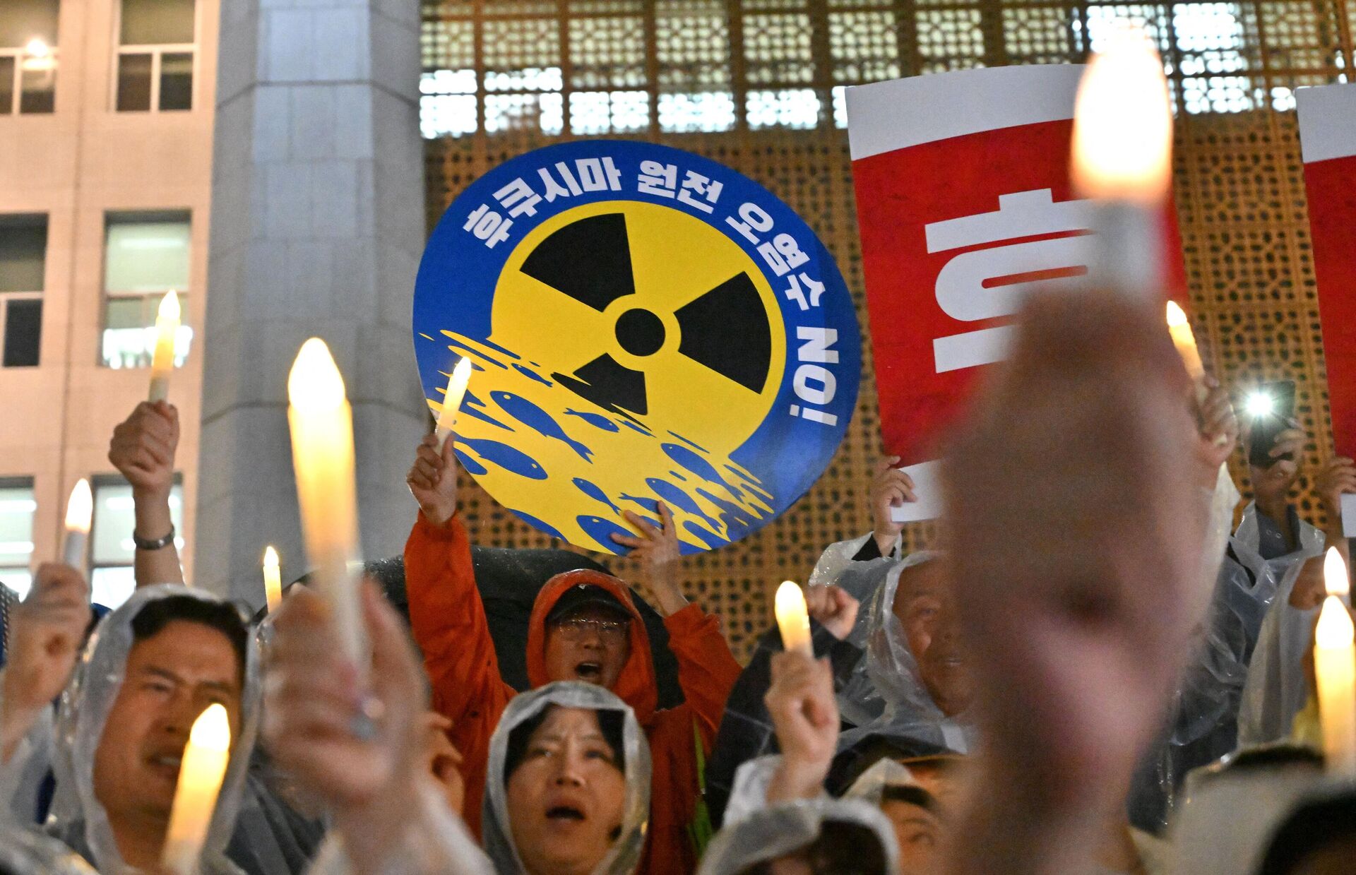 South Korea's main opposition Democratic Party members hold electric candles and a sign reading No Fukushima nuclear contaminated water! during a rally against Japan's plan to release treated water from the Fukushima nuclear plant, at the National Assembly in Seoul on August 23, 2023.  - Sputnik International, 1920, 24.08.2023