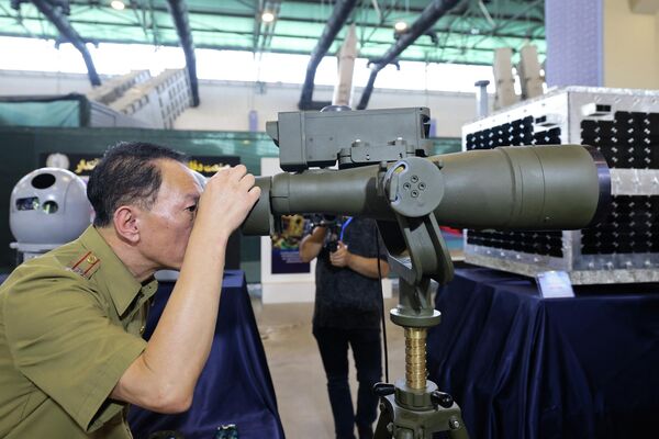 A foreign military advisor looks through a military telescope. - Sputnik International