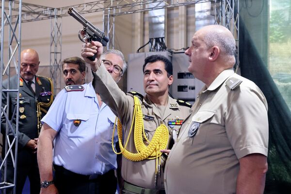 A member of the Iranian army demonstrates a weapon to foreign military advisors. - Sputnik International