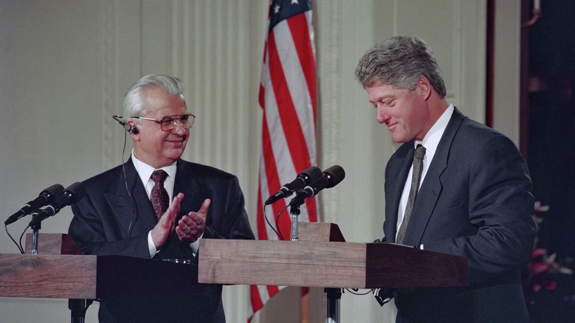 Ukraine's first president Leonid Kravchuk (L) applauds US President Bill Clinton (R) during a press conference at the White House in Washington, DC, on March 4, 1994. - Sputnik International, 1920, 24.08.2023