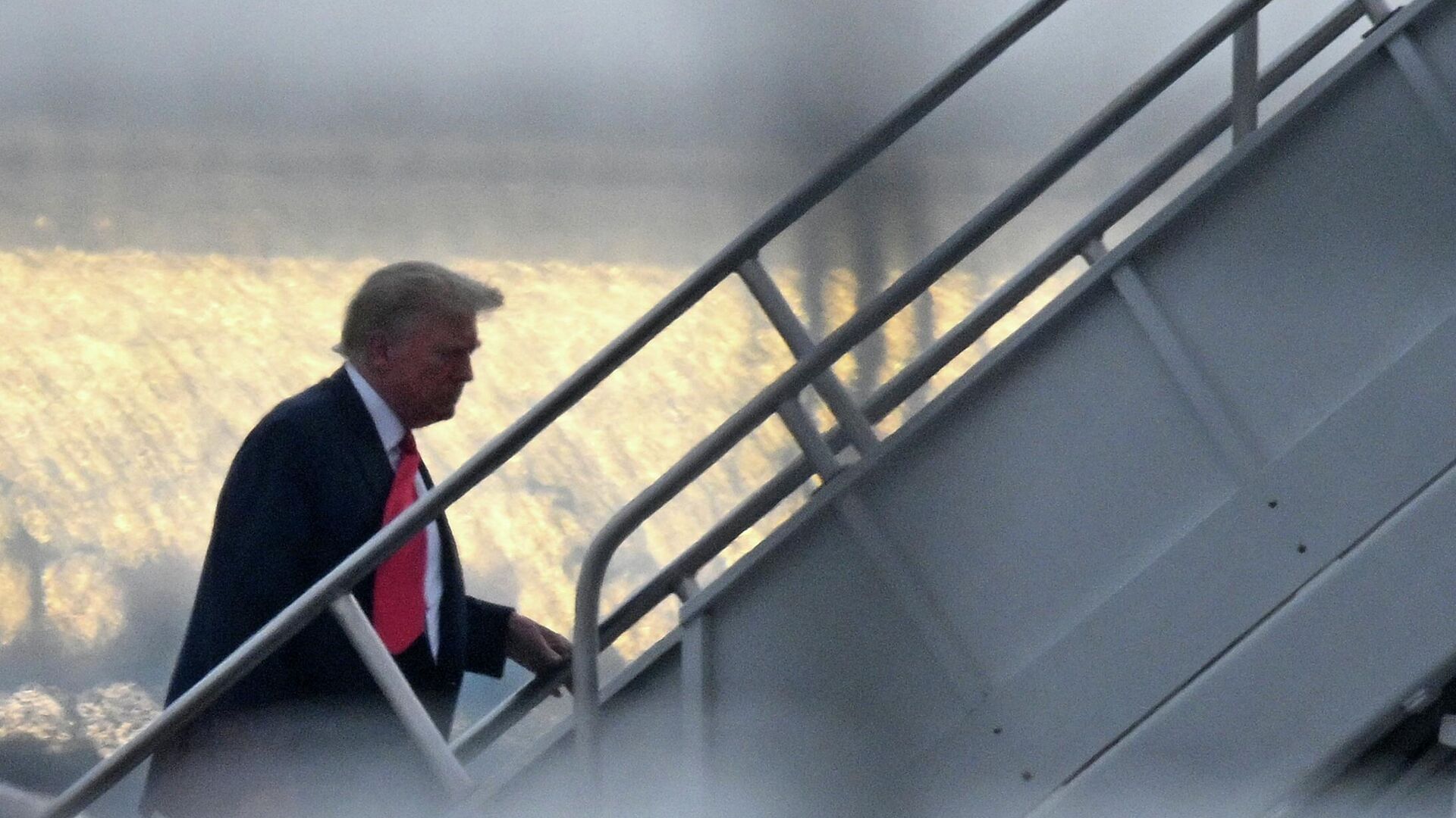Former US President Donald Trump boards his plane as he departs Atlanta Hartsfield-Jackson International Airport in Atlanta, Georgia, on August 24, 2023. Former US President Donald Trump and 18 others have until August 25, 2023 to surrender at the courthouse after being indicted on 41 counts related to their efforts to overturn the 2020 US Presidential election.  - Sputnik International, 1920, 25.08.2023