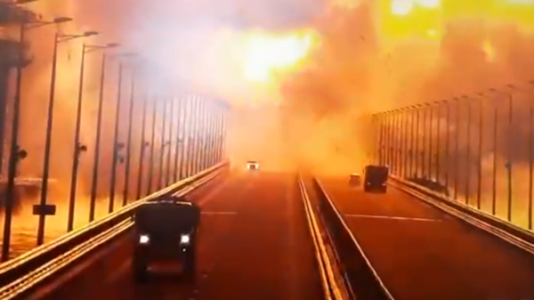 Security cam footage captures moment of explosion on Crimean Bridge. Screenshot. - Sputnik International