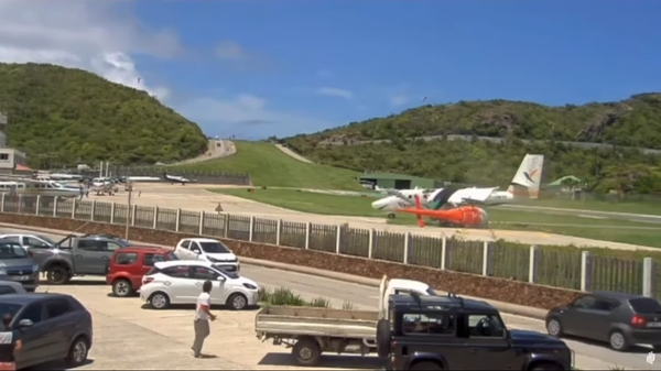 A plane crashes into a helicopter after going off the runway at St Barts Airport, August 24, 2023 - Sputnik International